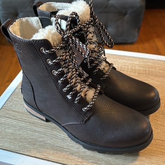 SOREL Emelie boots Genuine Shearling Lamb‎ Fur Short Lace-Up dark brown NEW 6.5 - Picture 2 of 8
